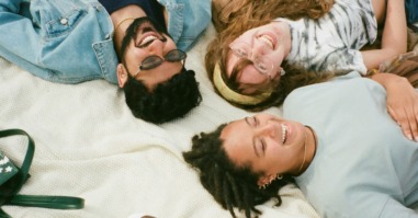drie vrienden lachen samen
