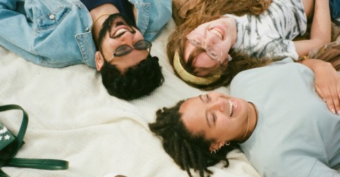 drie vrienden lachen samen