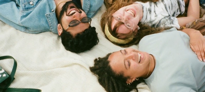 drie vrienden lachen samen