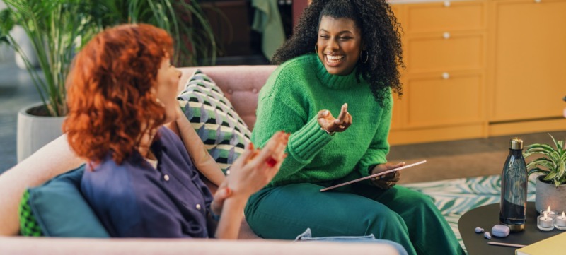 twee mensen zijn gelukkig op werk