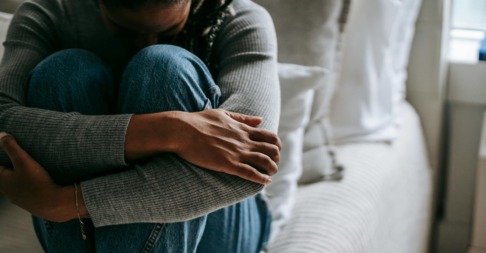 Vrouw die angstig is