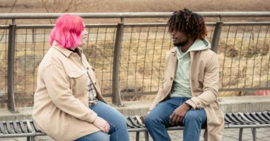 Twee vrienden die hun vriendschap bespreken
