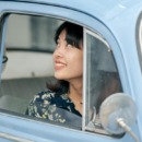 Vrouw die haar auto als haar vriend ziet