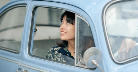 Vrouw die haar auto als haar vriend ziet