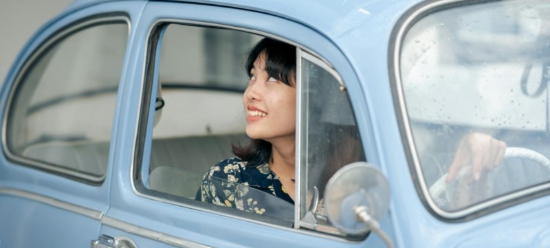Vrouw die haar auto als haar vriend ziet