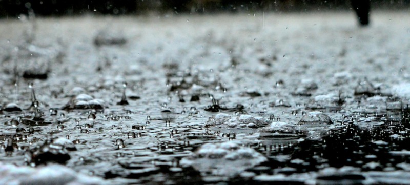 Regen valt op de grond