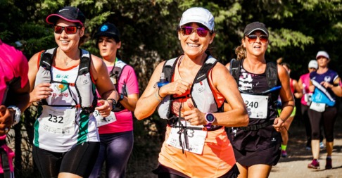 Mensen die een marathon lopen