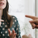 Twee vrienden die een politieke discussie voeren