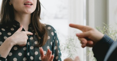 Twee vrienden die een politieke discussie voeren