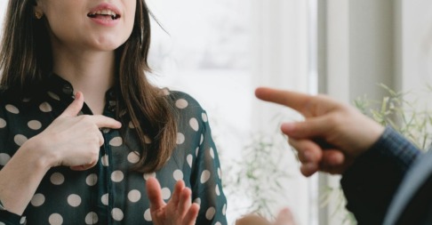 Twee vrienden die een politieke discussie voeren