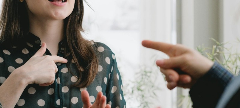 Twee vrienden die een politieke discussie voeren