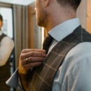 Man die naar zichzelf kijkt in de spiegel