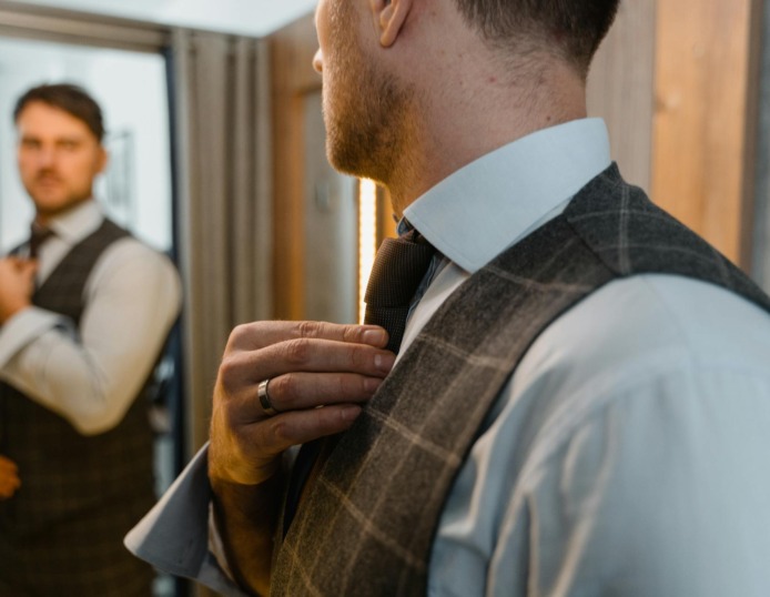 Man die naar zichzelf kijkt in de spiegel