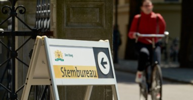 wegwijzer die je naar het stembureau wijst om te gaan stemmen