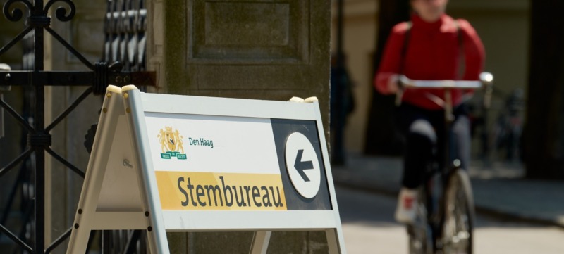 wegwijzer die je naar het stembureau wijst om te gaan stemmen