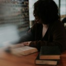 vrouw is druk bezig met haar taken