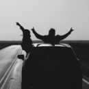 twee personen zijn blij omdat ze op vakantie zijn