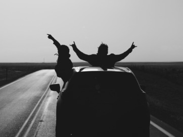 twee personen zijn blij omdat ze op vakantie zijn