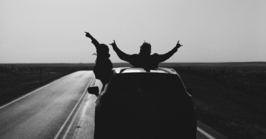 twee personen zijn blij omdat ze op vakantie zijn