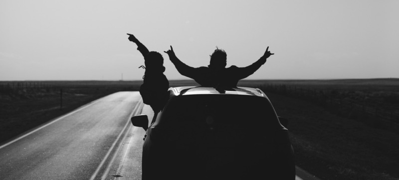 twee personen zijn blij omdat ze op vakantie zijn