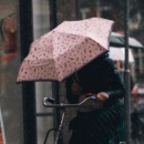 iemand fietst door weer en wind ter illustratie bij een artikel over winterdepressie