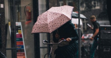 iemand fietst door weer en wind ter illustratie bij een artikel over winterdepressie
