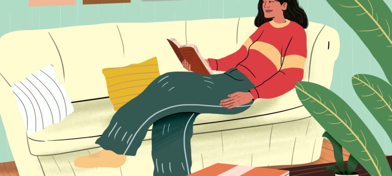 Illustratie van een vrouw die een boek leest op de bank.