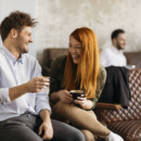 foto van een man en een vrouw die praten en lachen