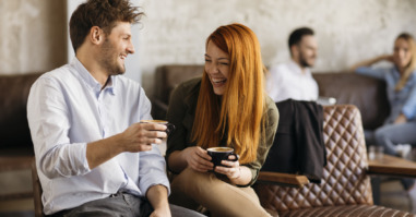 foto van een man en een vrouw die praten en lachen