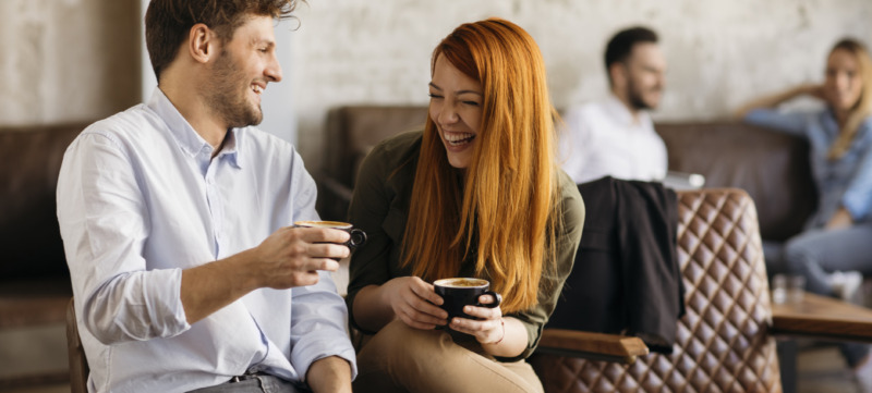 foto van een man en een vrouw die praten en lachen