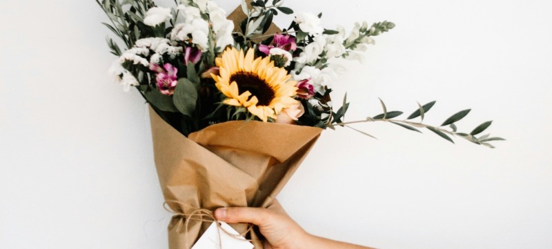 Bosje bloemen geven om excuses te maken