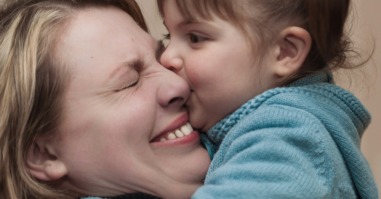 getrouwde vrouw met kind is gelukkig