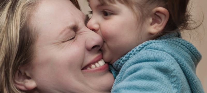 getrouwde vrouw met kind is gelukkig
