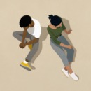 twee mensen zitten op de grond als een illustratie bij een artikel over autisme en hoogsensitiviteit