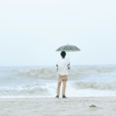 Persoon is alleen op het strand