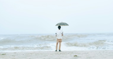 Persoon is alleen op het strand