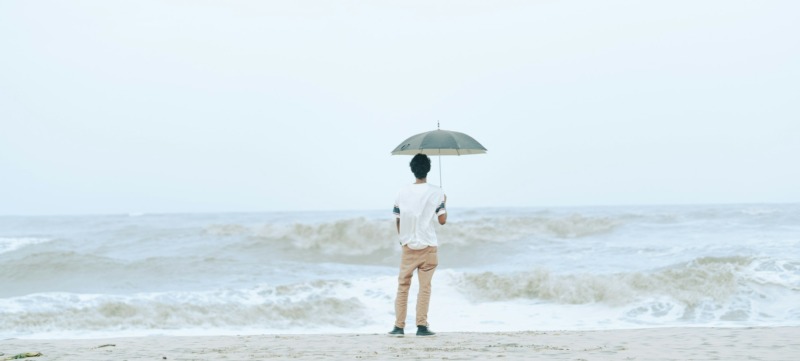 Persoon is alleen op het strand