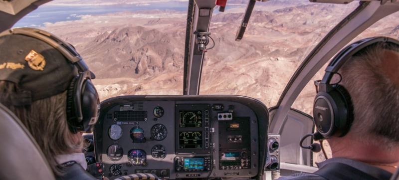 twee piloten in een vliegtuig