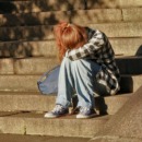 meisje huilt op een trap