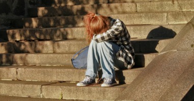 meisje huilt op een trap