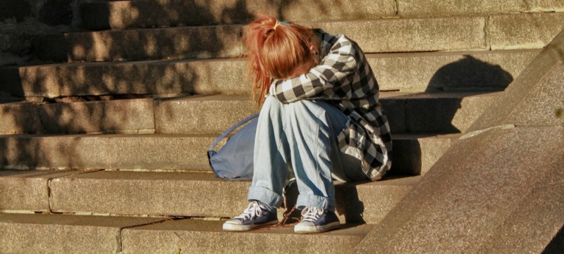 meisje huilt op een trap