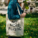 vrouw loopt met een canvas tasje met de tekst 'no more plastic'