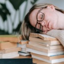 Een vrouw die moe is van lezen.