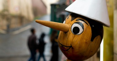 foto van pinokkio die leugens vertelt