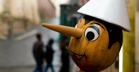 foto van pinokkio die leugens vertelt