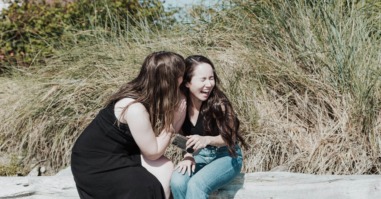 twee mensen roddelen