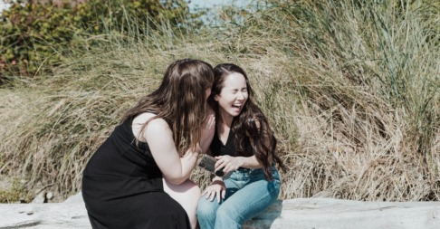 twee mensen roddelen