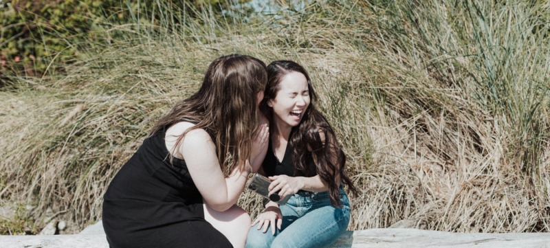 twee mensen roddelen