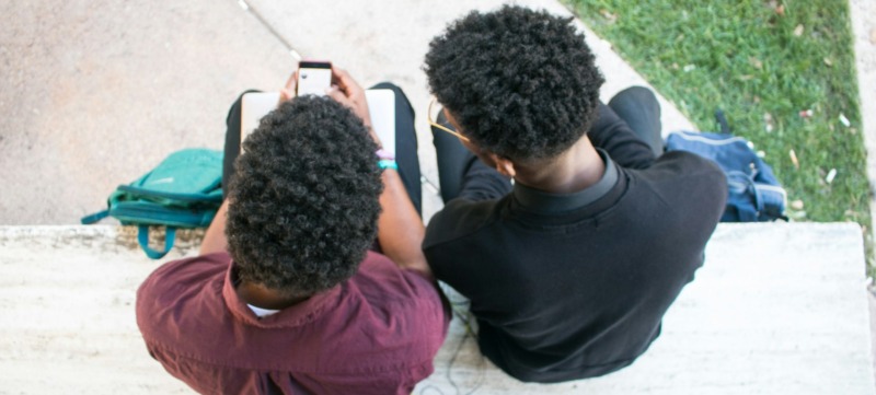 twee jongeren zitten op hun smartphone