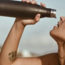 vrouw drinkt water uit een fles